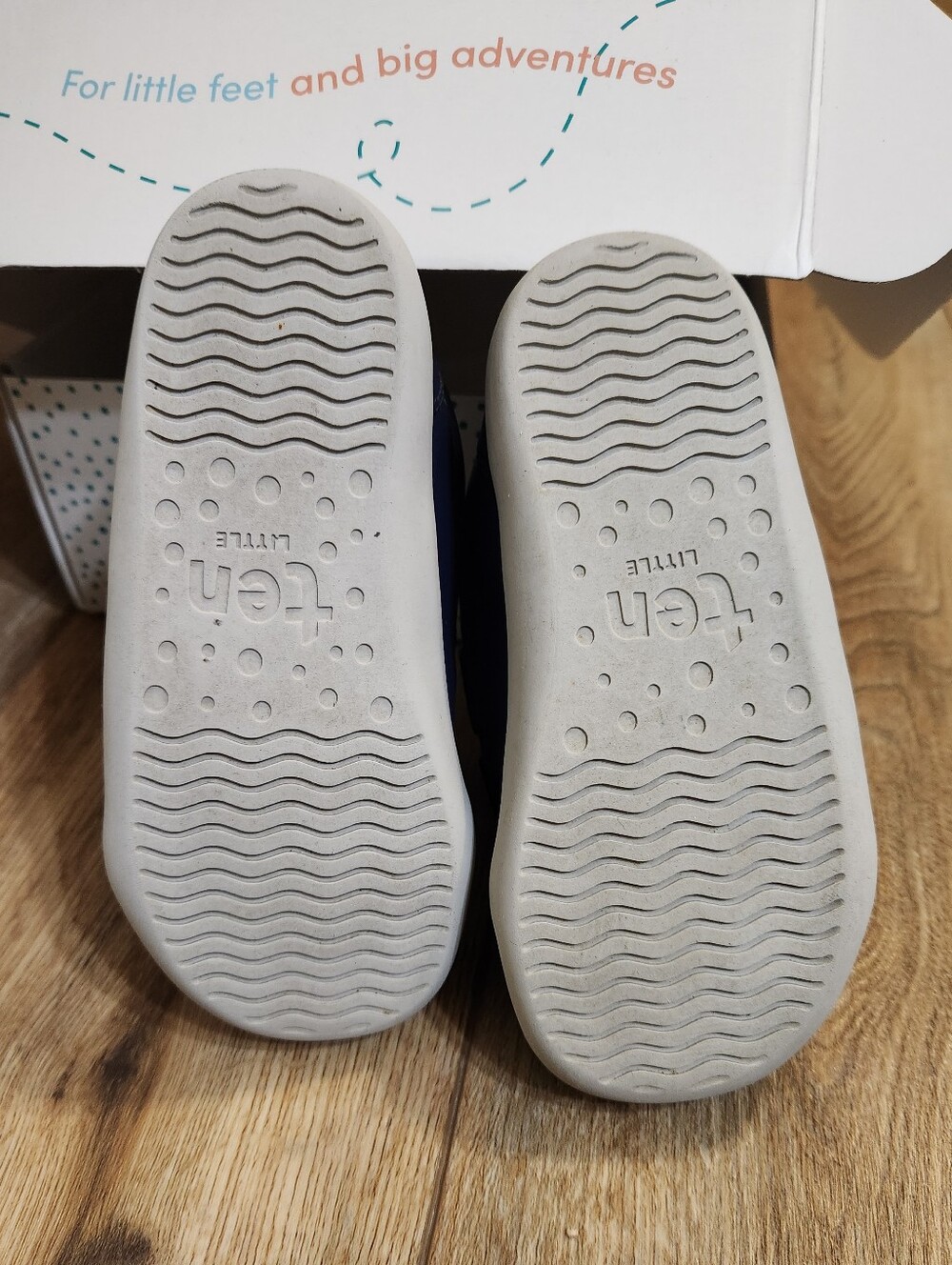 Ten Little Sneakers With Box & Stickers - Picture 3 of 13